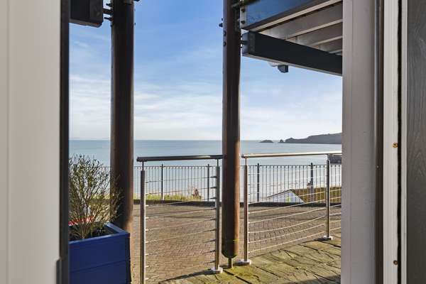 The Chandlery - Panoramic Sea Views, with Parking