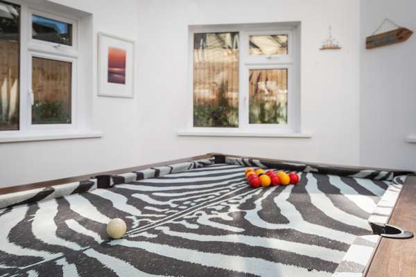 Glynmar - Sea glimpses, hot tub, pool table, parking