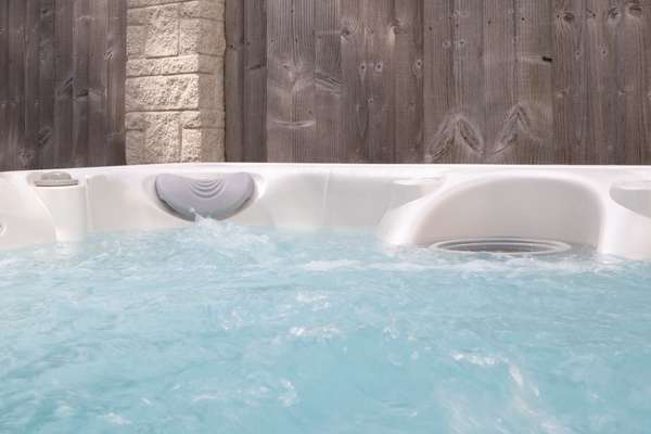 Glynmar - Sea glimpses, hot tub, pool table, parking
