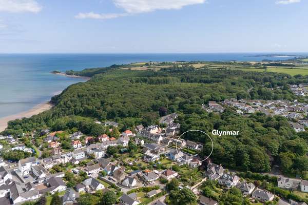 Glynmar - Sea glimpses, hot tub, pool table, parking