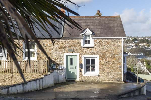 Hill Cottage - Saundersfoot, Sea Views, with Parking