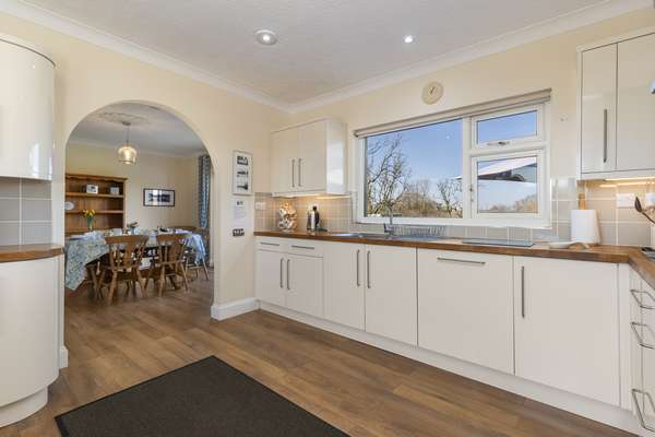 Honeyfield Lodge - Rural Views, Close to beaches