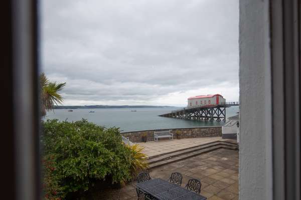 Laston Garden Apartment - Sea Views, Large Sea Front Terrace