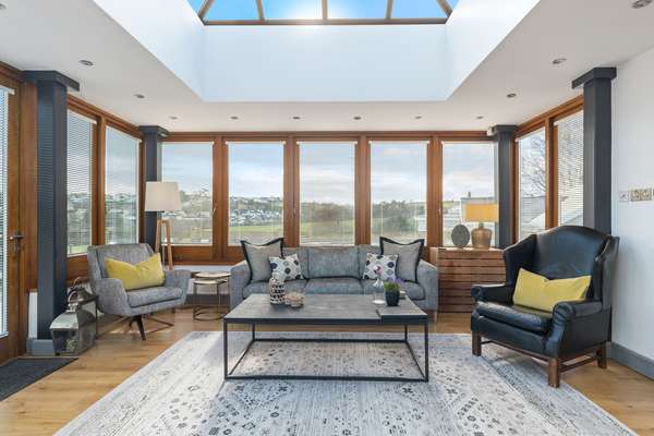 Oaktree Lodge - hot tub, sea views, luxury cottage, Log Burner
