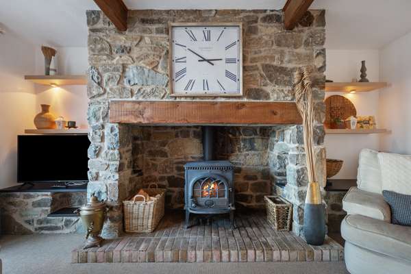 Oaktree Lodge - hot tub, sea views, luxury cottage, Log Burner