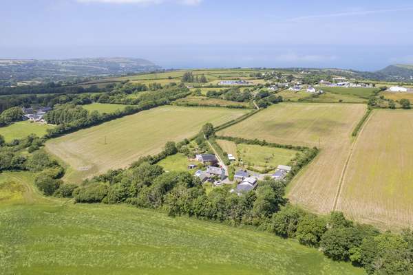 Hedgerow at Gorslwyd - Sound Retreat, peaceful location