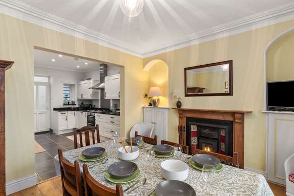 Penalun House - Short walk to beach