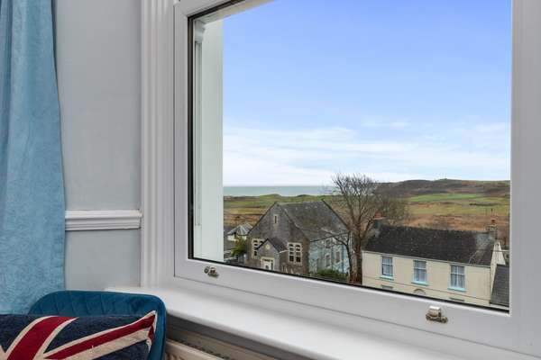 Penalun House - Short walk to beach