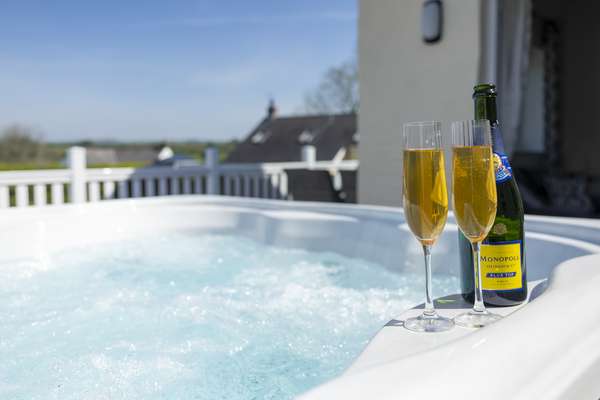 Bramble Cottage - Peaceful, Dog Friendly Cottage