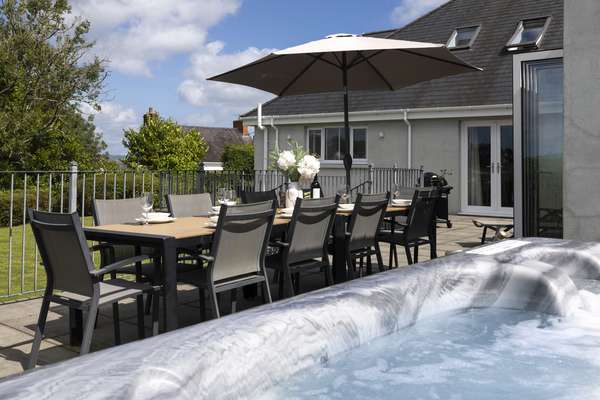 The Hawthorns - Luxury Cottage, Hot Tub, Sea Views