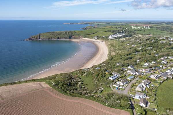 The Retreat - Short walk from beach, parking