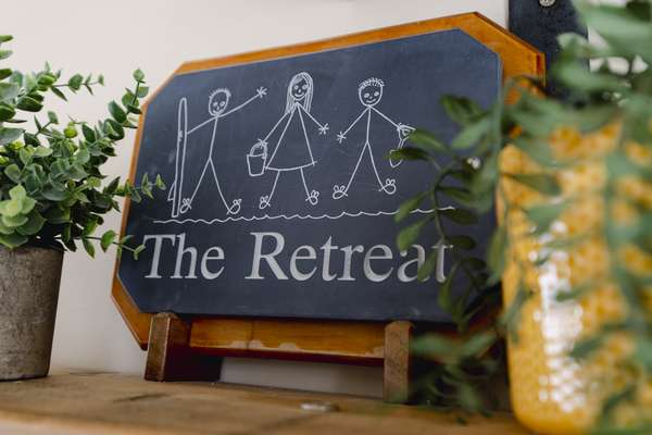 The Retreat - Short walk from beach, parking