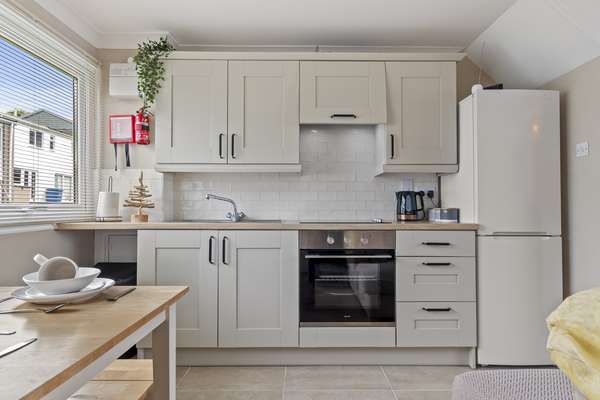 The Retreat - Short walk from beach, parking